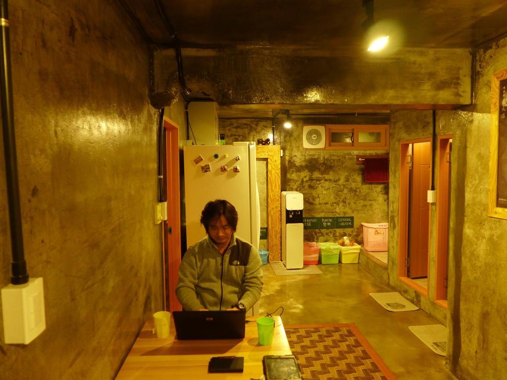 Bong Backpackers Seoul