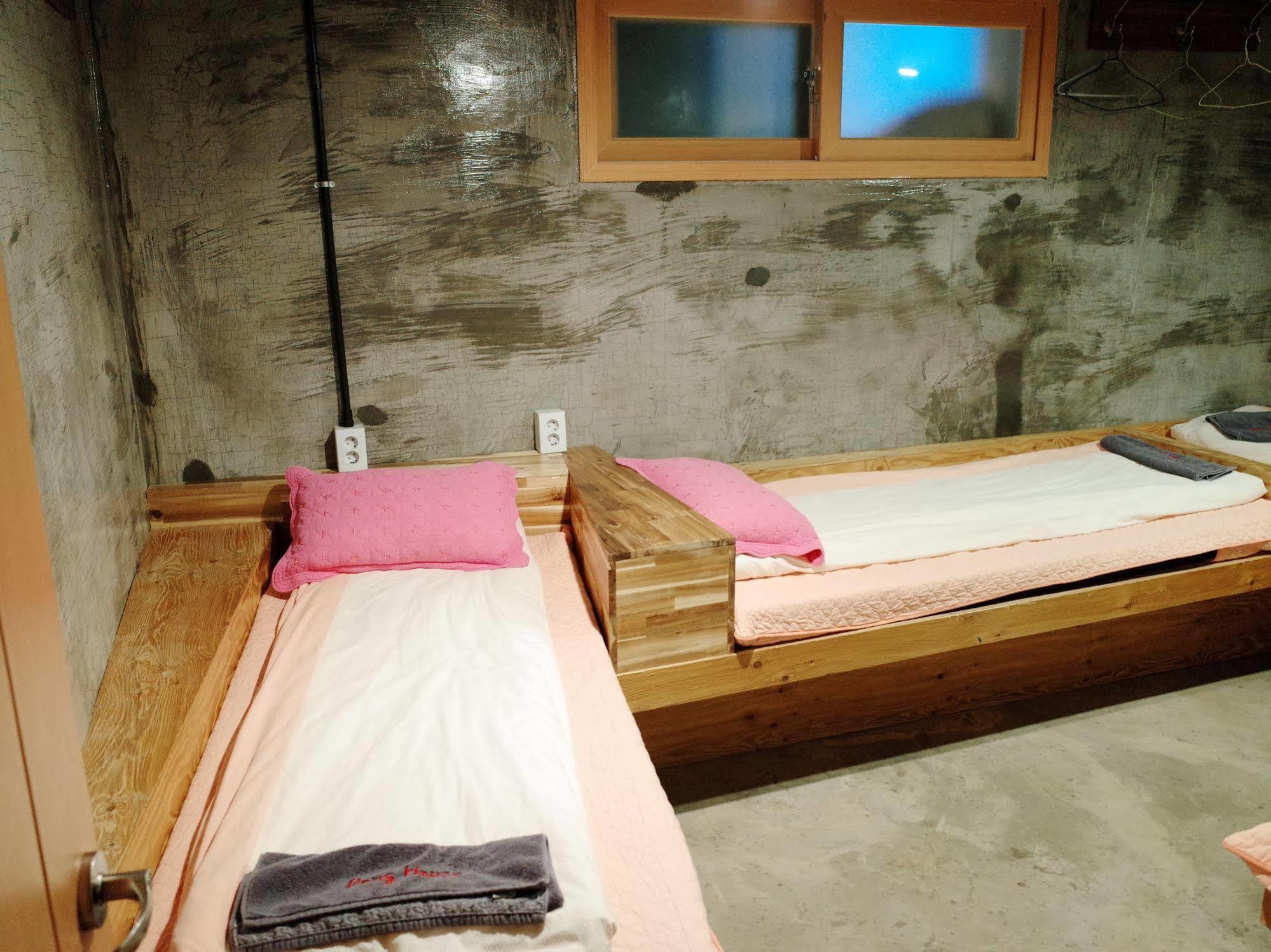 Bong Backpackers Hostel Seoul