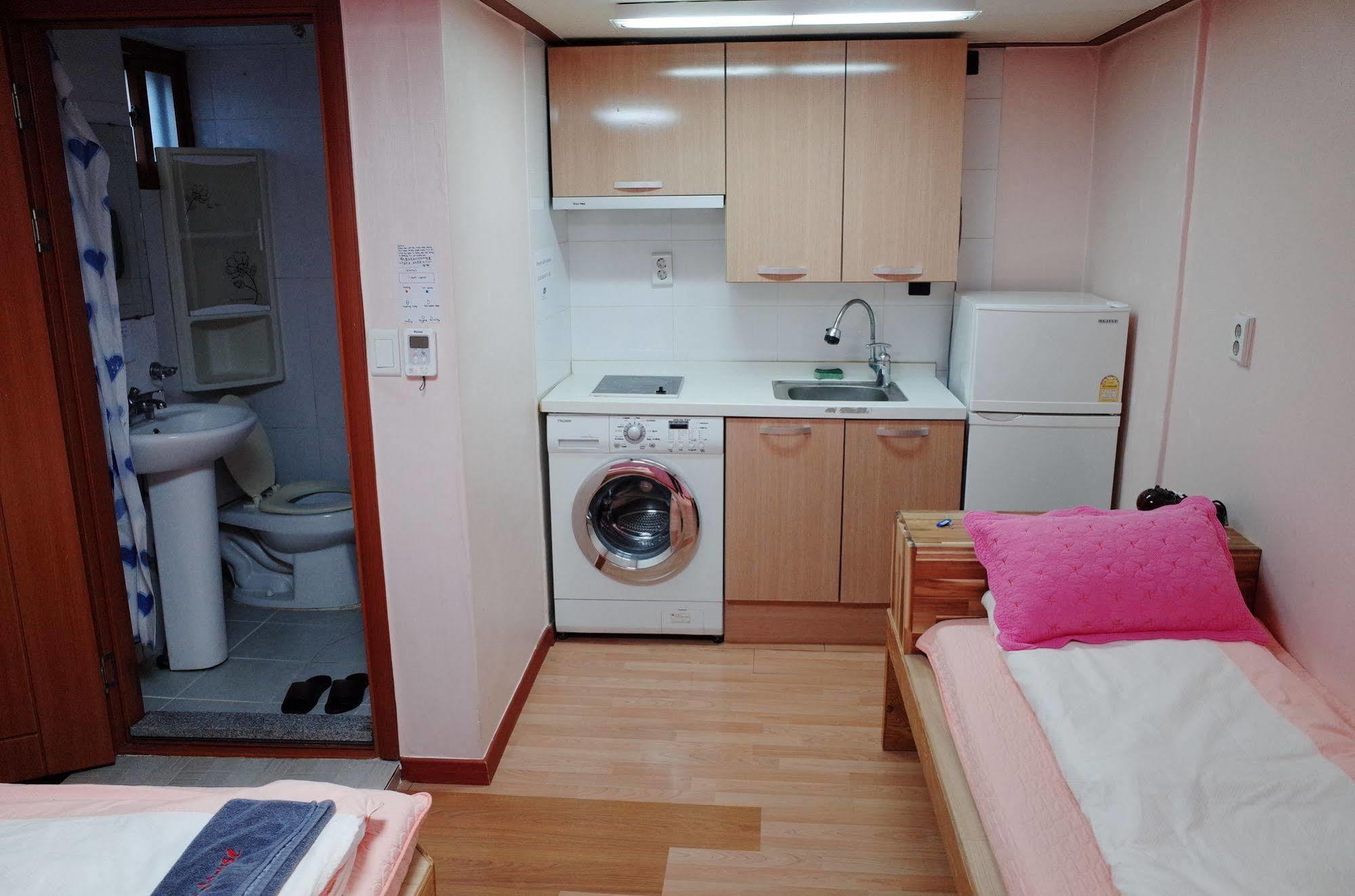 Bong Backpackers Hostel *